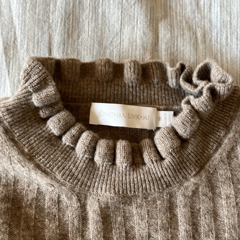Cashmere super soft Bloused sleeve sweater.